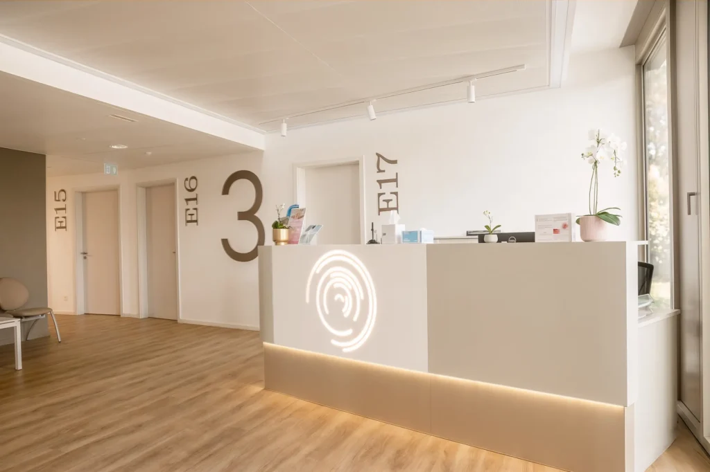 Réception moderne du Centre Médical de Lausanne Ouest, chirurgie spinale du Dr Marc Prod’Homme en région lémanique.